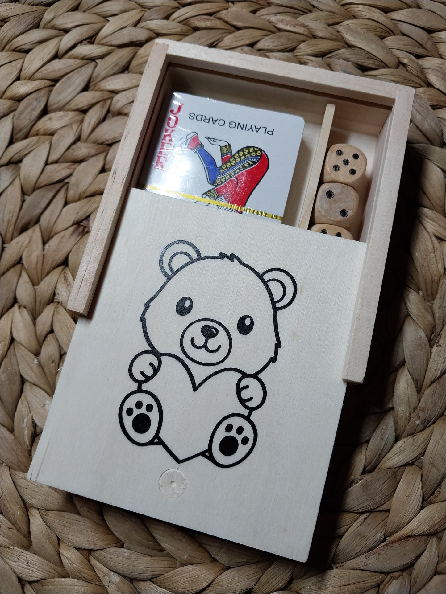 Speelkaarten in een doosje met afdruk teddybeer